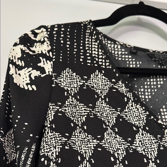 GUESS Patterned Women's Top - Picture 2 of 3